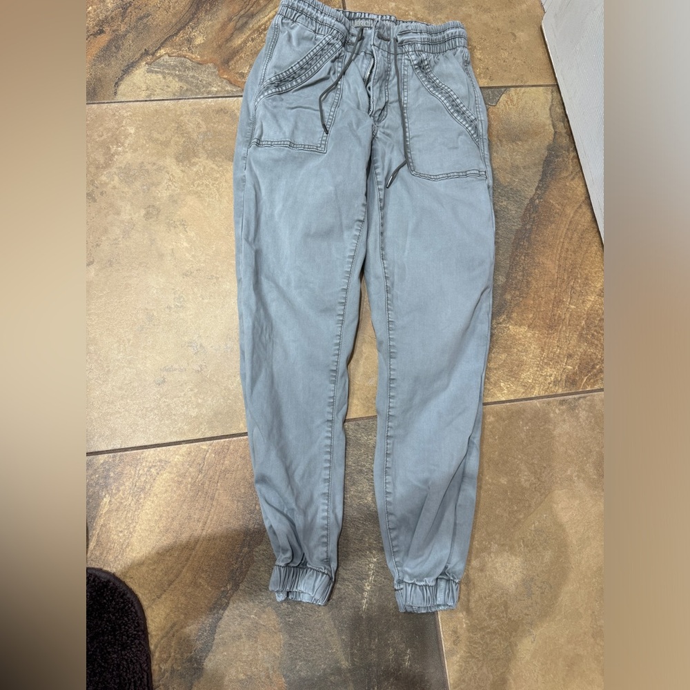 American Eagle size 4 short jogger light olive green